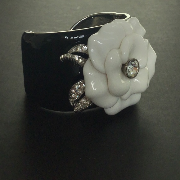 Kenneth Jay Lane Black Enamel cuff bracelet with white camellia flower S/M size - Picture 10 of 10